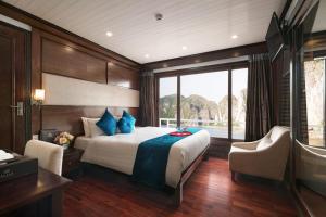 下龙湾Aquamarine Premium Cruise的一间设有大床和窗户的酒店客房