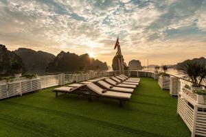下龙湾Aquamarine Premium Cruise的游轮甲板上的一组躺椅