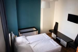 柏林柏林大都会酒店的小房间设有一张床和一把椅子