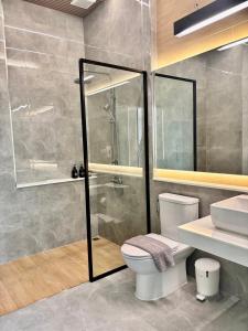拉差汶里Rock Resort Ratchaburi的带淋浴、卫生间和盥洗盆的浴室