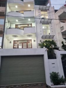 斯里贾亚瓦德纳普拉科特M-stay Colombo的前面有车库的房子