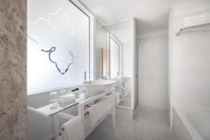 扎达尔Falkensteiner Hotel Adriana - Adults Only的白色的浴室设有水槽和镜子