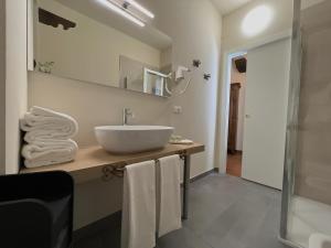 韦尔切利Dimora Conte Cavour的浴室配有盥洗盆、镜子和毛巾