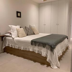 萨洛Apartamento sobre el mar的一间卧室配有一张大床和枕头