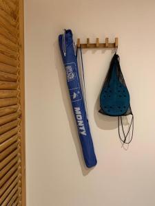 萨洛Apartamento sobre el mar的挂在墙上的蓝色棒球棒和袋子