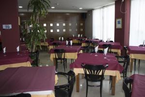 Granja de RocamoraHotel Costa Blanca的一间用餐室,配有紫色的桌子和椅子