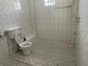 KerichoSerene 2 Bedrooms Apartment的一间带卫生间的浴室和瓷砖地板。
