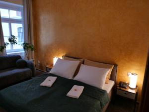 利贝雷茨拉德尼斯酒店的一间卧室,床上有两张盘子