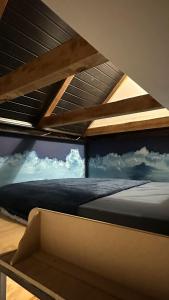 库里提巴Hostel Hug Brasil的云窗间的一张床位
