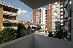 伊斯坦布尔Cevvo Hotel的从公寓大楼的阳台上可欣赏到风景。