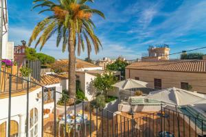 马略卡岛帕尔马Villa El Terreno的从棕榈树建筑的阳台上可欣赏到风景