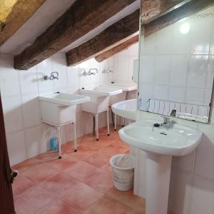 CiratEl Albergue Cirat的浴室设有2个水槽和镜子
