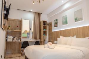 达赫拉Hotel WOW的酒店客房设有床和窗户。