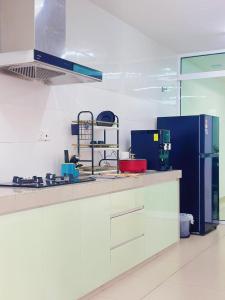 Kampong Gadong JayaNinja's Sweet Home的厨房配有柜台和蓝色冰箱