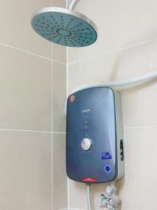 Kampong Gadong JayaNinja's Sweet Home的浴室墙上的肥皂机