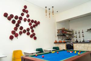 达赫拉Hotel WOW的一间设有台球桌和壁球的房间
