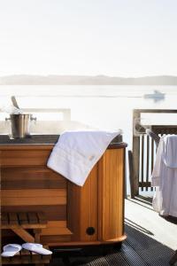吕瑟希尔Strandflickornas Husen invid Havet的阳台上的木制盒子和毛巾