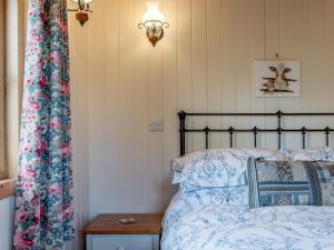 Leighton1 Bed in Ironbridge 77906的一间卧室配有蓝色和白色床单
