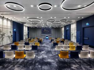 克拉科夫克拉科夫机场希尔顿花园酒店的中间设有1间带椅子和舞台的会议室