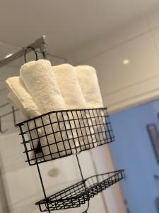 林茨Appartement Elena的浴室内带毛巾的毛巾架