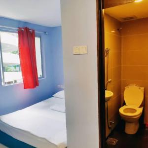 吉隆坡RAS Hotel的浴室设有床、卫生间和窗户。