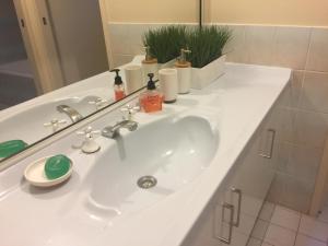 WoollamiaAt holiday house的浴室设有白色水槽和镜子
