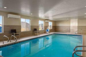 雪松城Wingate by Wyndham Cedar City的在酒店房间的一个大型游泳池