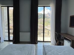 卡兹贝吉Shushabandi Kazbegi的山景卧室 - 带2张床