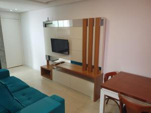 格拉瓦塔伊Apartamento 509 Gravataí的客厅配有蓝色的沙发和电视
