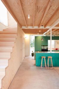 VarsenareEvaMaria的厨房配有绿色柜台和2张凳子