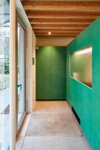 VarsenareEvaMaria的一条空的走廊,有绿色的墙壁和门