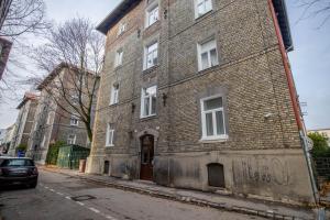 布拉迪斯拉发Historical Wine Apartment的一面涂有涂鸦的旧砖房