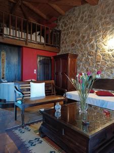 塞尼梅西奇卡罗Ξενώνας Λίκνο的客厅配有沙发和鲜花桌