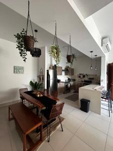 圣卡洛斯Charming Zen-style Beach apartment at Punta Caelo的厨房以及带桌椅的起居室。