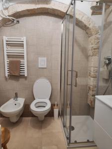 普蒂尼亚诺Archi Antichi的浴室配有卫生间、盥洗盆和淋浴。