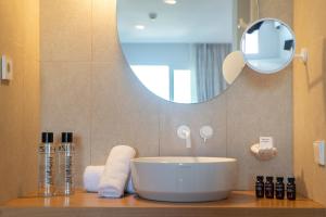 圣安东尼奥湾Hotel Boutique & Spa Las Mimosas Ibiza的一间带水槽和镜子的浴室