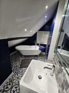 MarsworthStartop Farmhouse的浴室配有白色水槽和浴缸。