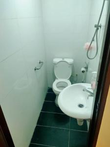 吉隆坡RAS Hotel的浴室配有白色卫生间和盥洗盆。