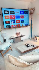 巴黎Cozy Paris Apartment的客厅的墙上配有平面电视。