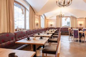 施图拜河谷新施蒂夫特Hotel Bergjuwel的一间带桌椅和吊灯的餐厅