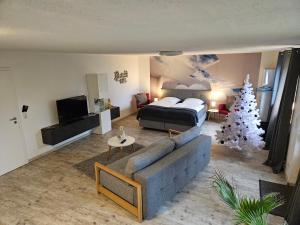 StadelhofenGarden-Loft的客厅配有圣诞树和一张床