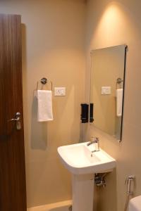 锡尔杰尔Borail Homes的一间带水槽和镜子的浴室