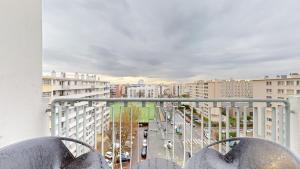 维勒班Appartement PLEIN-CIEL的阳台享有城市街道的景致。