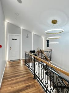 戈里察Vila Lordev的走廊设有木地板楼梯
