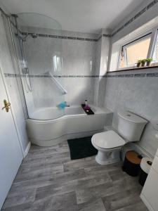 IfieldRoom in Crawley/Gatwick/West Sussex的白色的浴室设有浴缸和卫生间。