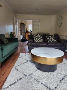 IfieldRoom in Crawley/Gatwick/West Sussex的带沙发和咖啡桌的客厅