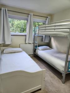 IfieldRoom in Crawley/Gatwick/West Sussex的带窗户的客房内的两张双层床