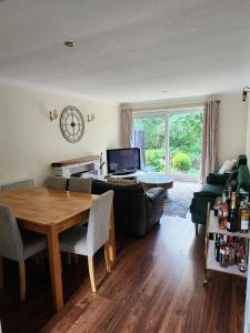 IfieldRoom in Crawley/Gatwick/West Sussex的客厅配有沙发和桌子