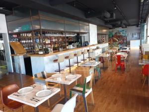 里斯本国际设计酒店的一间带桌椅的餐厅和一间酒吧