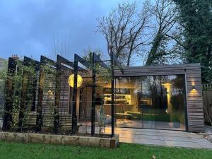 伍德斯托克Contemporary Annex的一座带花园的房屋的玻璃延伸部分